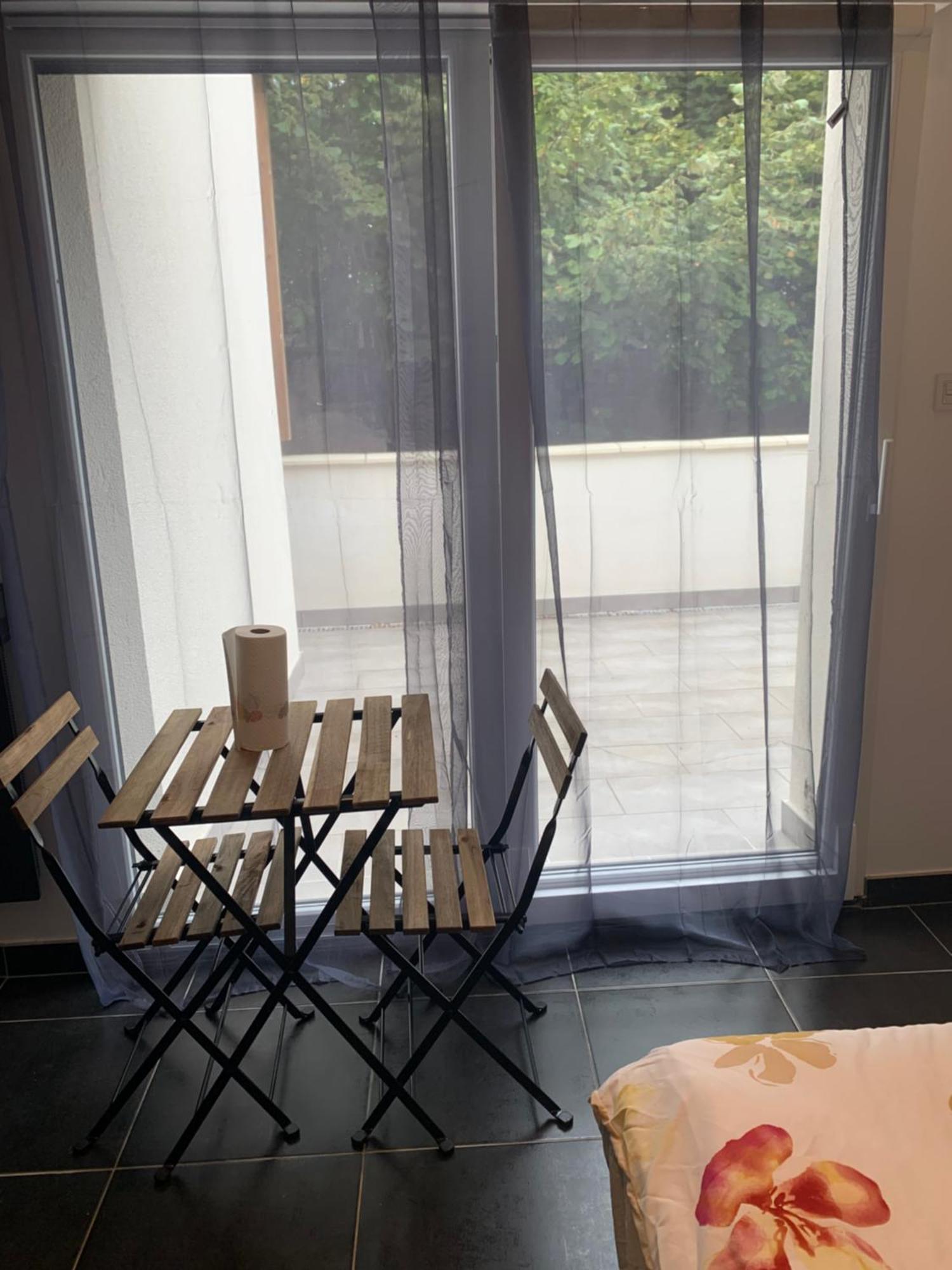 Jolie Maisonnette Avec Terrasse Centre *