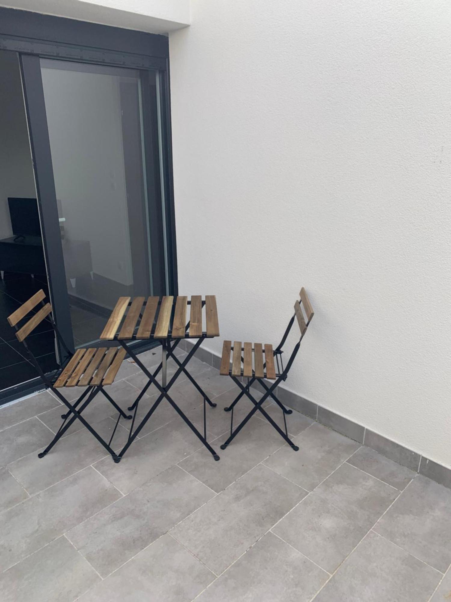 Jolie Maisonnette Avec Terrasse Centre *